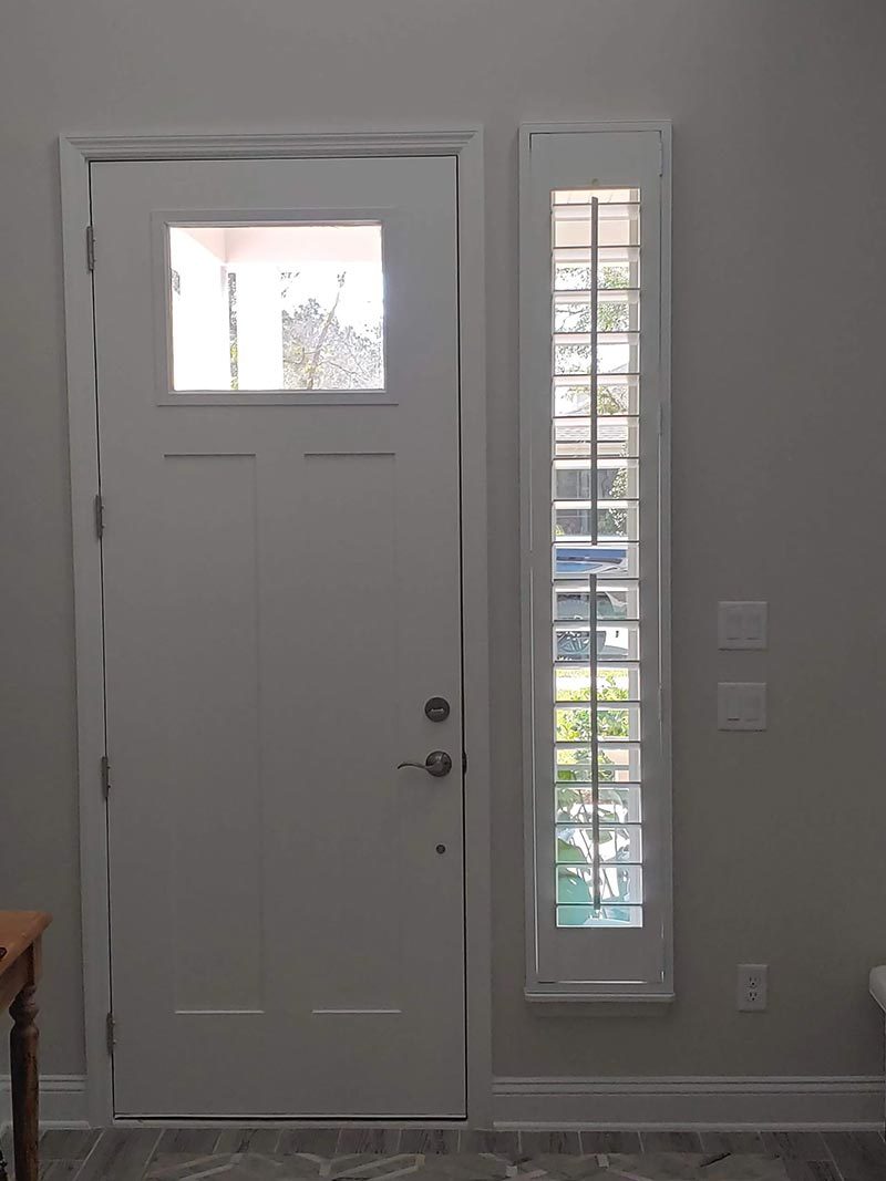 Slim sidelight window with custom shutter