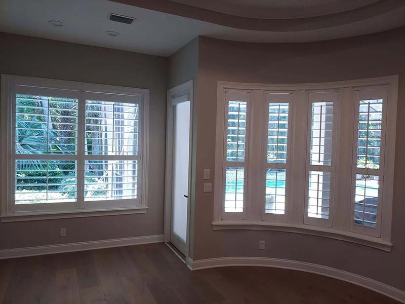 Bay window, pool view